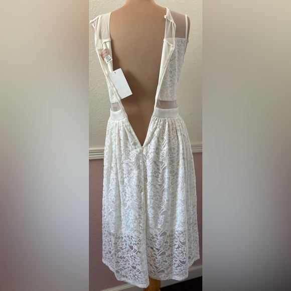 Lace detail dress size Medium NWT🔖🔖 - Picture 9 of 10